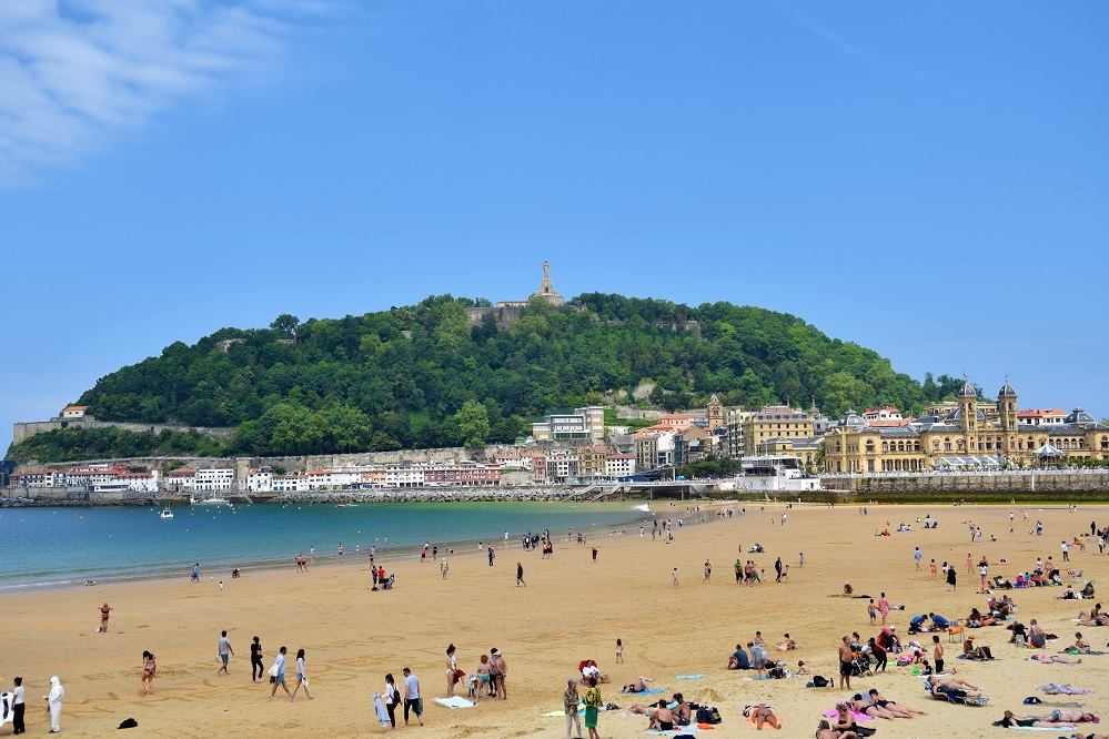 Playa-de-la-Concha-al-fondo-el-Ayuntamiento